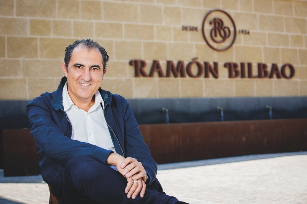Wijnmaker Rodolfo Bastida in de bodega van Ramón Bilbao