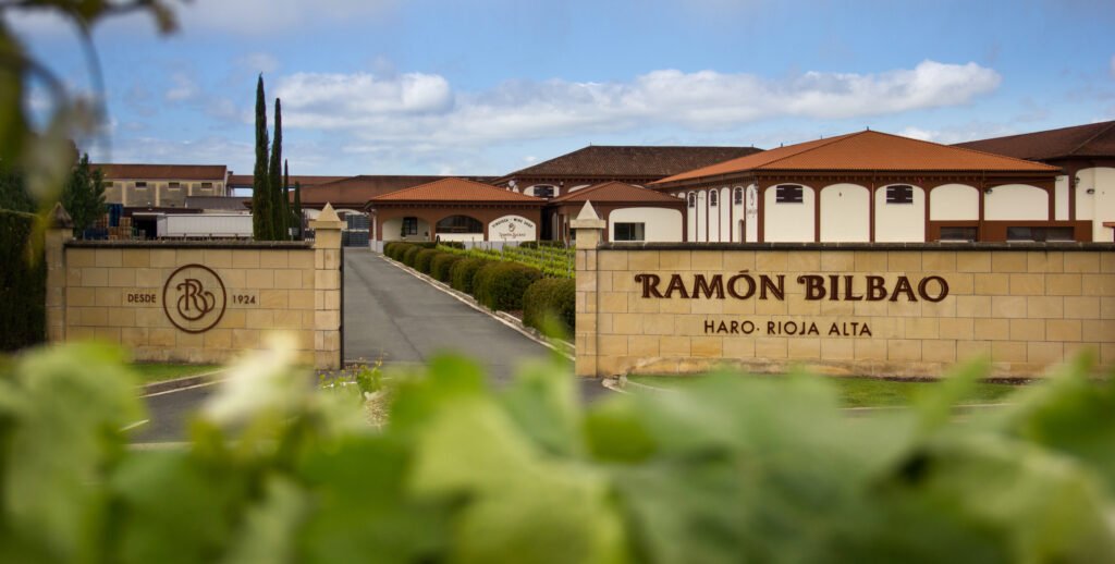 Ingang van bodega Ramón Bilbao in Haro, Rioja